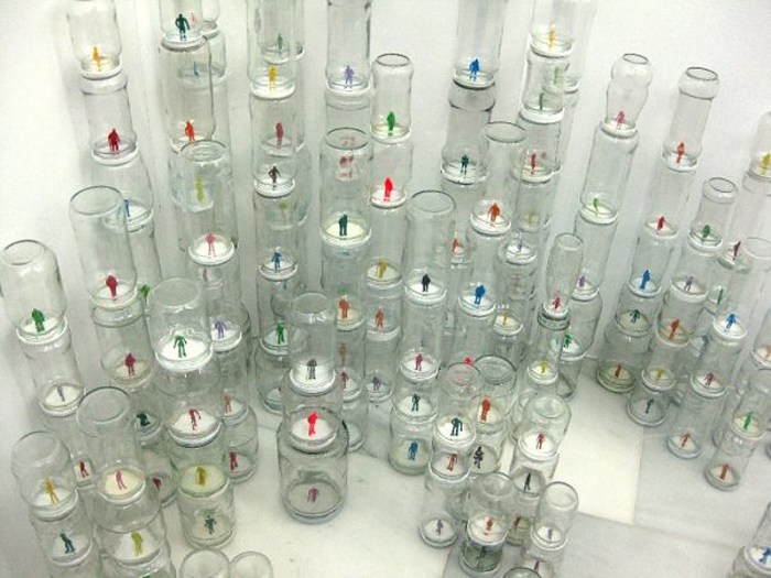 Cristina_Barbero_Miniature_People_in_Glass_Jars_collabcubed Contemporary Art Installation, People in Glass Jars, spaces, Cristina Barbero, 6mas1