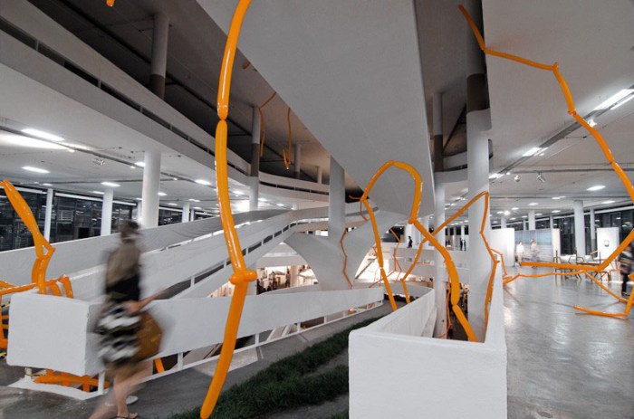 Tulio Pinto. Exposicao. Baloes. Predio da Bienal. Sao Paulo. Maio. 2010. Brazilian contemporary sculpture, balloon installation, cool, fun, collabcubed