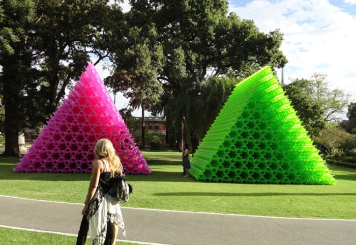 Choi-Jeong-Hwa_Air,Air_Perth_collabcubed Contemporary Korean Pop Art, Perth Arts Festival 2012, Air Air Pink pyramid, Green Pyramid, Choi Jeong Hwa