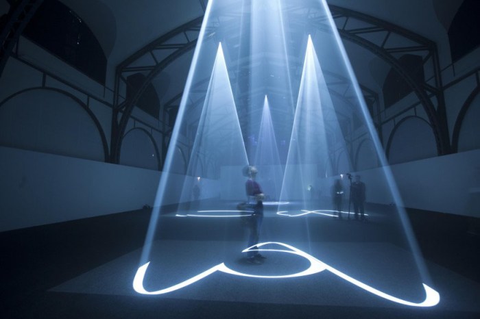 Light sculptures, cool installation, Berlin light exhibit installation, Anthony McCall, Hamburger Bahnof