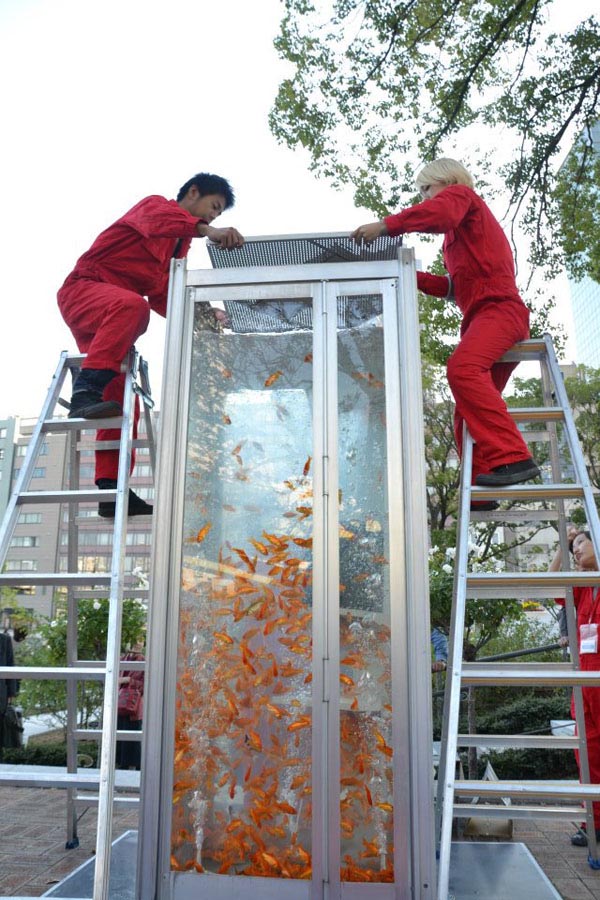 goldfish-phonebooth-aquarium4_collabcubed Street art, Japan, Kingyobu, Goldfish Club, phonebooths converted into aquariums