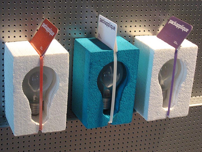 Packapplique_Lamp-and-package_collabcubed Clever lamp design that integrates packaging as part of the simple lamp design. Boca Design, Italy
