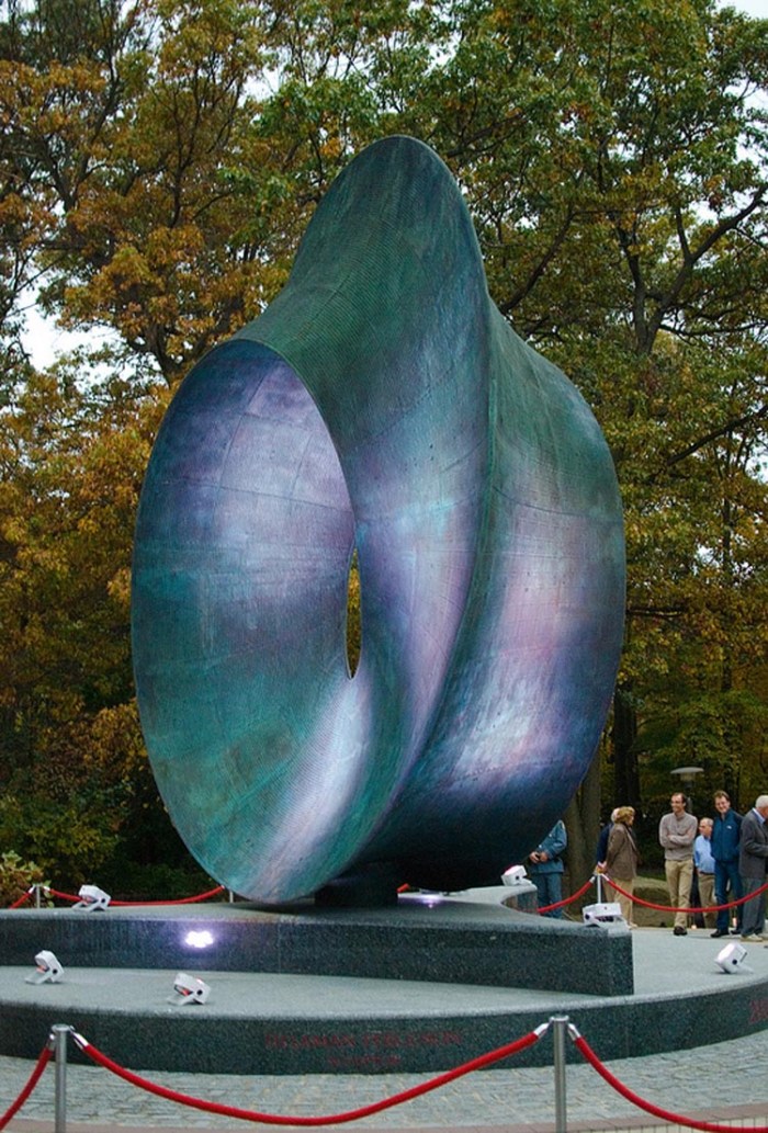 Cool Mathematical sculpture at Stony Brook University, Helaman Ferguson, Umbilic Torus