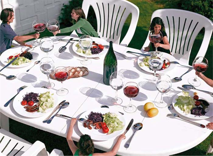 Giant everday objects as art, self-mocking. Giant dinner table, chairs and tablesetting, Gulliver's Dinner, contemporary humorous art