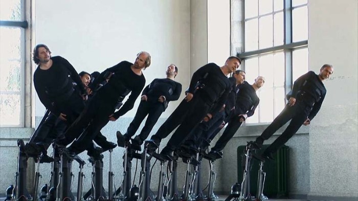 Human Pendulum, mechanical installation that moves singers as they sing, Pendulum Choir, Cod.Act