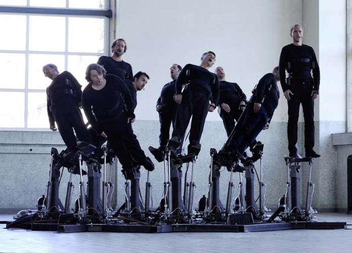 Human Pendulum, mechanical installation that moves singers as they sing, Pendulum Choir, Cod.Act