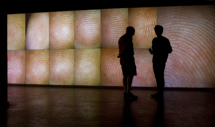 Pulse Index, a cool interactive art installation by Rafael Lozano-Hemmer, records participants’ fingerprints at the same time as it detects their heart rates.