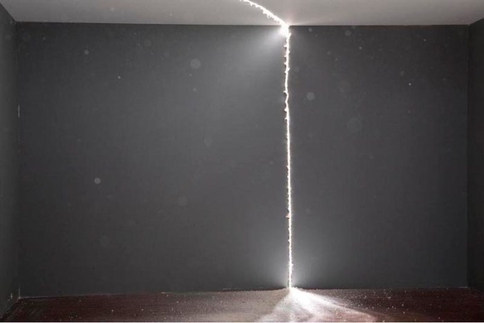 Ross Sawyers, Cool Photographs of dismantled homes, homes and walls with cracks and light