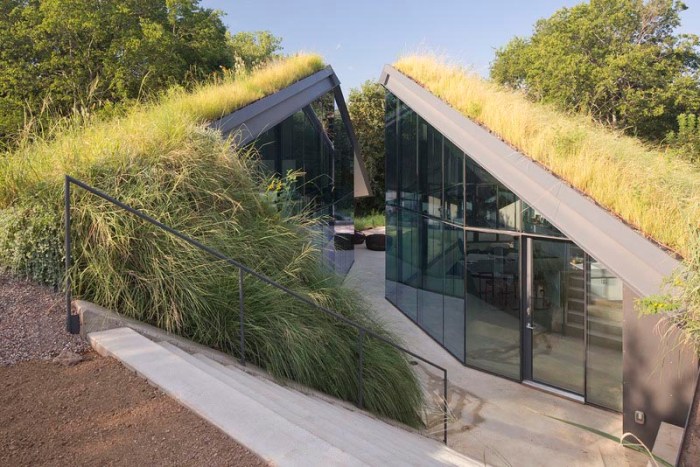 Edgeland House, Austin Texas, Designed by Bercy Chen Studio, based on Pit House style architecture, hidden in ground, cool architecture