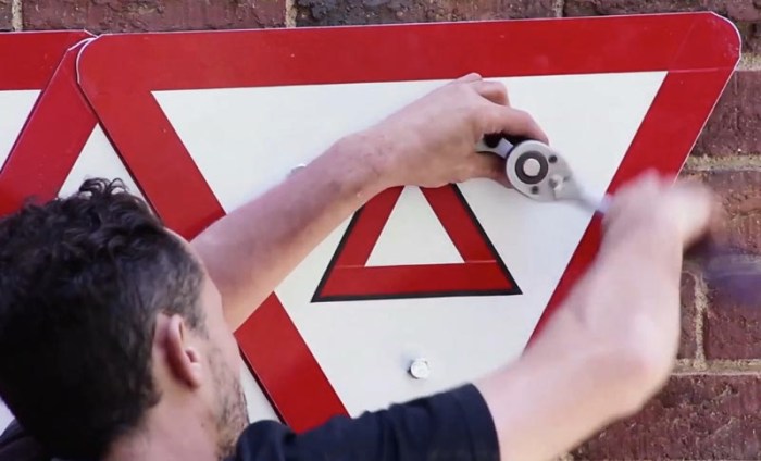 r1, Street art in South Africa, Johannesburg, Yield