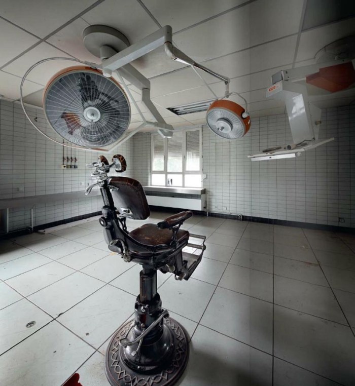 Photographs of abandoned places by Henk van Rensbergen, abandoned dental office