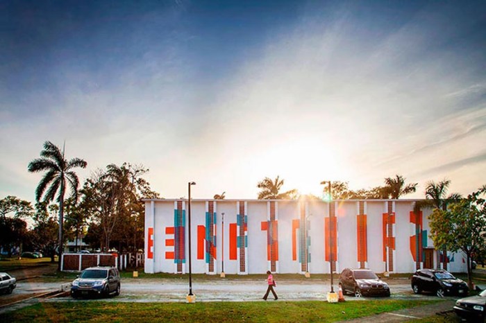Boa Mistura, University of Isthmus, Panama City, Typographic Mural with students, Think/Feel, Pensar/Sentir, anamorphosis, typography, street art