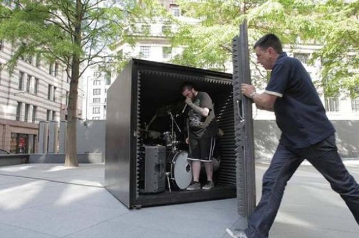 Box Sized Die, Joao Onofre, performance art, london, heavy metal in a box till air runs out