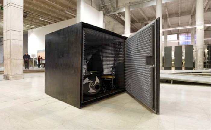 Box Sized Die, Joao Onofre, performance art, london, heavy metal in a box till air runs out